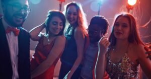 10 Disco Outfits for Women Shine on the Dance Floor