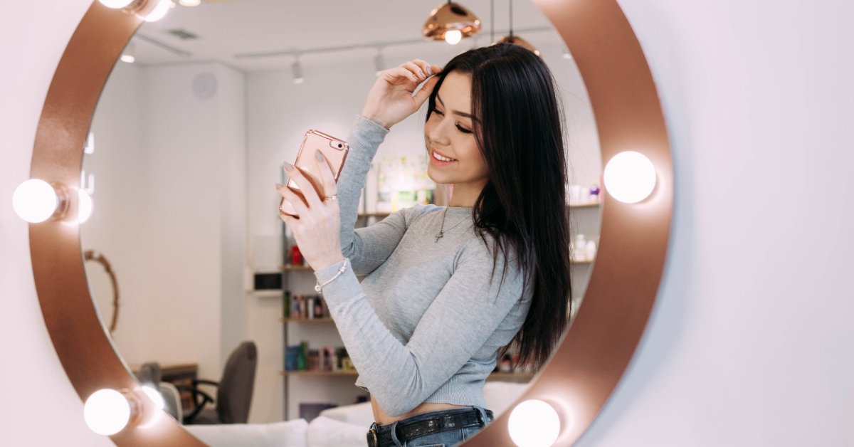 200 Mirror Selfie Captions to Flaunt Your Shopping Style